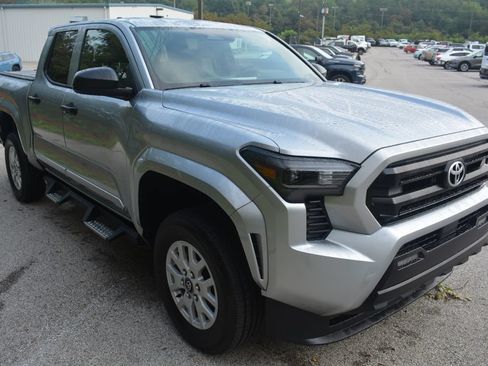 Used 2025 Toyota Tacoma SR AWD/4WD image 4