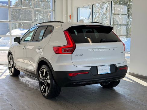 Certified 2025 Volvo XC40 B5 Plus image 9