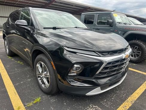 Used 2023 Chevrolet Blazer LT AWD/4WD image 2