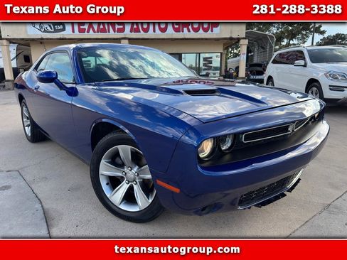 Used 2019 Dodge Challenger SXT image 1