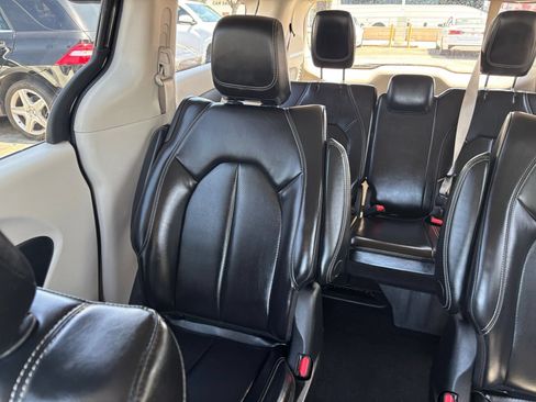 Used 2023 Chrysler Pacifica Touring-L FWD image 37