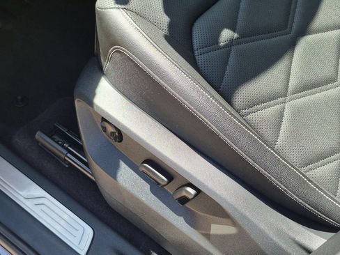 Used 2025 Volkswagen Atlas SE FWD image 14