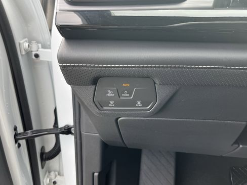 Used 2025 Volkswagen Atlas Cross Sport SE image 24