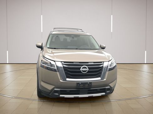 Certified 2024 Nissan Pathfinder Platinum FWD image 2