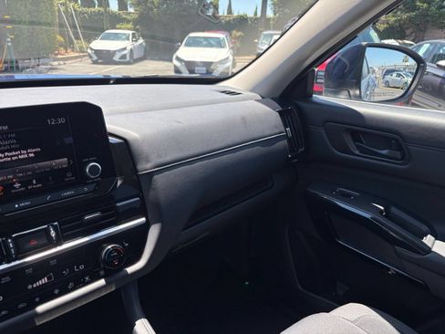 Used 2025 Nissan Pathfinder SV FWD image 38