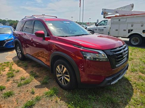Used 2024 Nissan Pathfinder SL w/ Black Appearance Package FWD image 11
