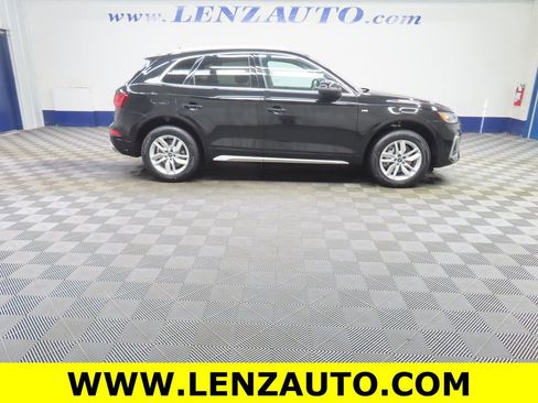 Used 2023 Audi Q5 2.0T Premium w/ Convenience Package image 2