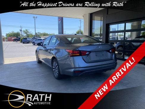 Used 2024 Nissan Altima 2.5 SV AWD/4WD image 6