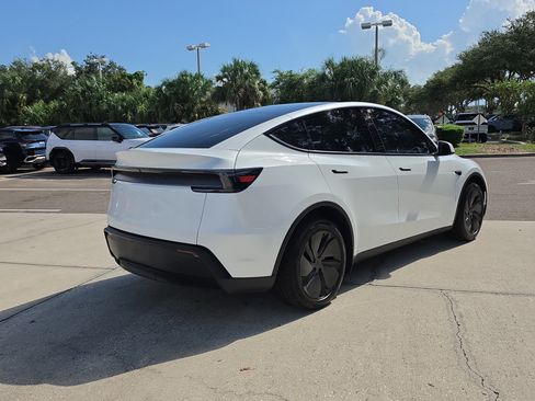 Used 2026 Tesla Model Y 2WD image 7