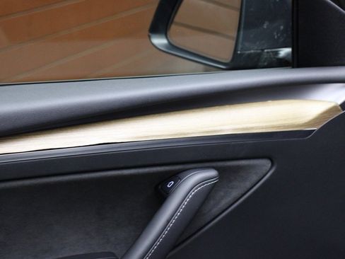 Used 2022 Tesla Model Y Long Range image 25