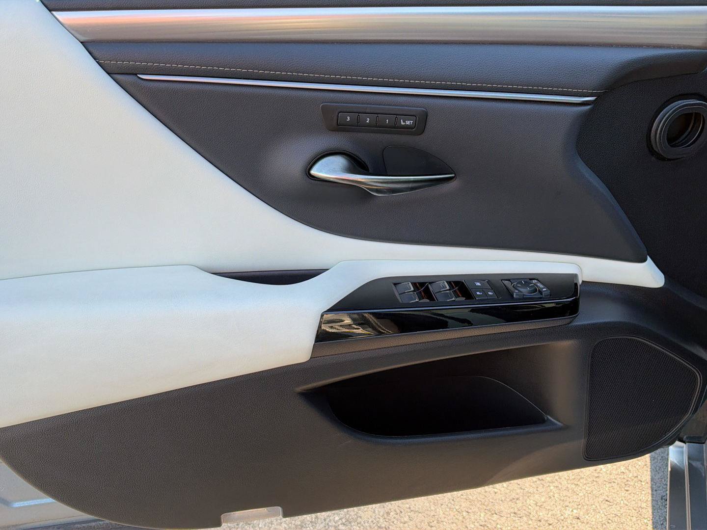 Used 2023 Lexus ES 350 F Sport w/ Accessory Package (Z1) FWD image 11