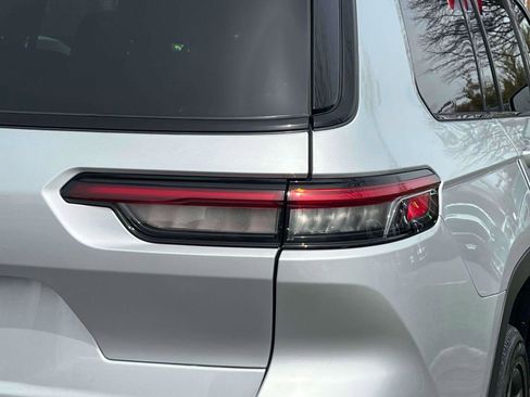Used 2023 Jeep Grand Cherokee L Laredo image 8