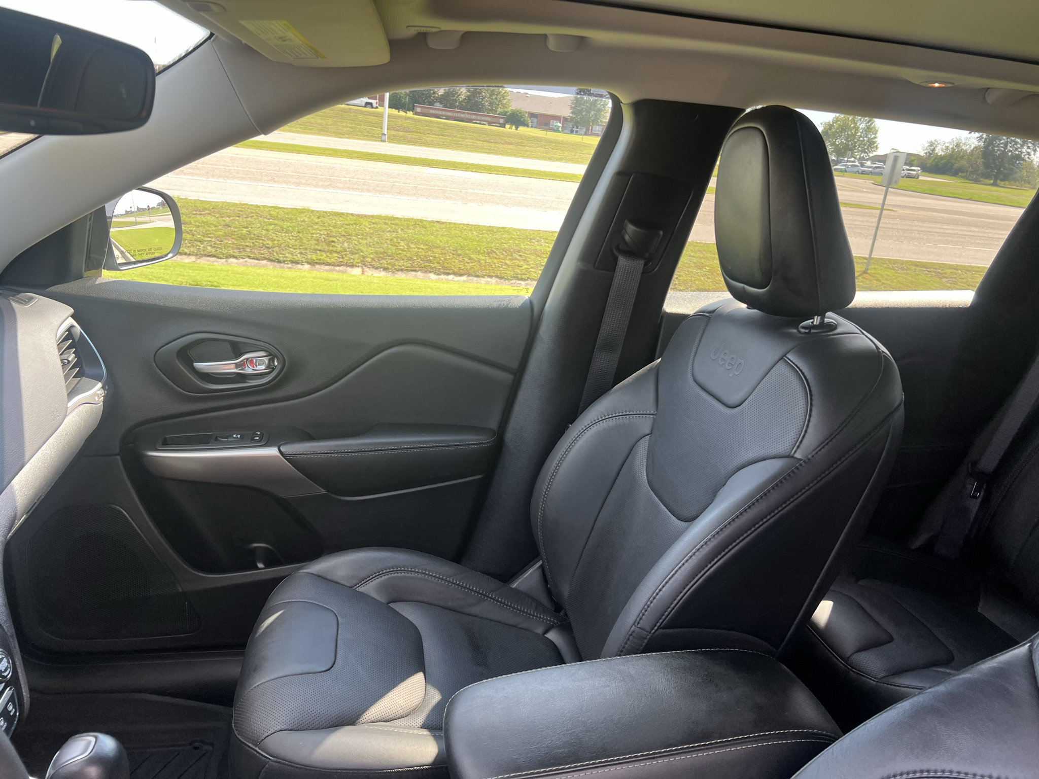 Used 2021 Jeep Cherokee Latitude Lux w/ Sun & Sound Group FWD image 22