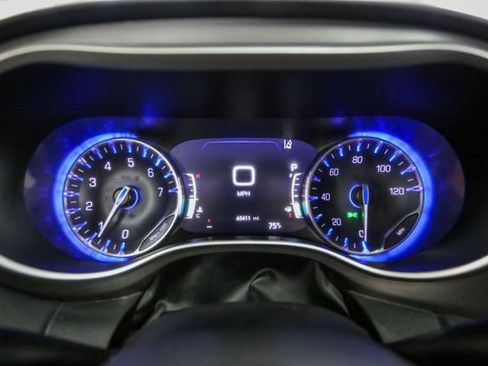 Used 2023 Chrysler Pacifica Touring-L FWD image 5
