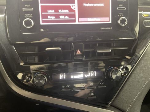 Used 2022 Toyota Camry SE image 18