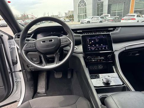 Used 2025 Jeep Grand Cherokee Laredo image 9