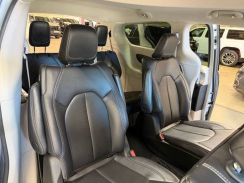 Used 2024 Chrysler Pacifica Limited FWD image 29
