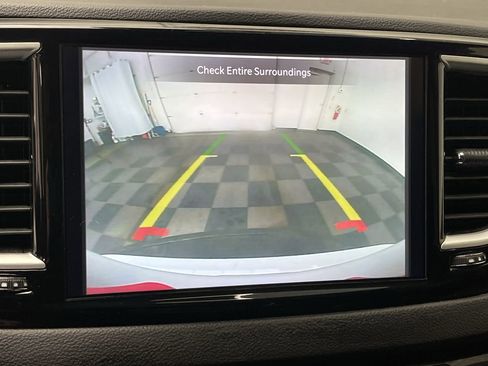 Used 2023 Chrysler Pacifica Touring-L image 5