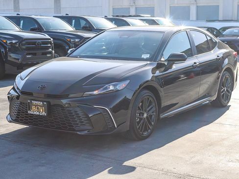 Certified 2025 Toyota Camry SE image 3