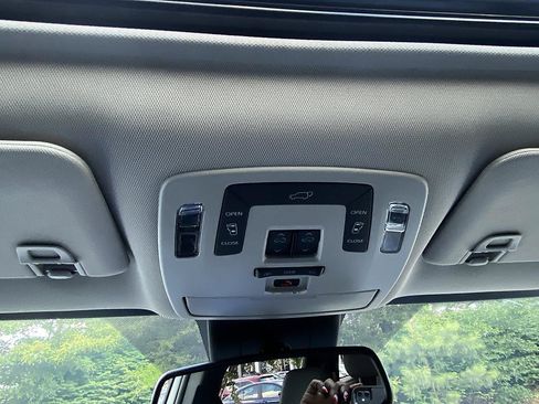 Used 2025 Toyota Sienna XLE FWD image 25