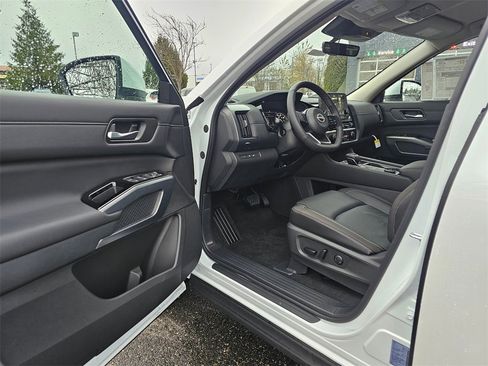 New 2025 Nissan Pathfinder SL image 15