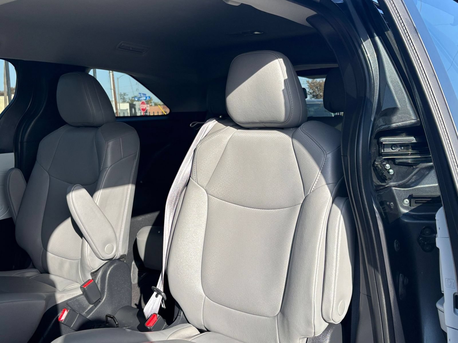 Used 2025 Toyota Sienna XLE FWD image 39