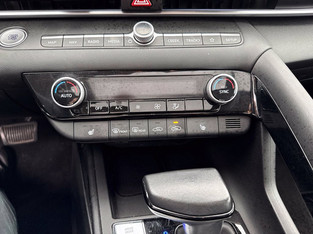 Used 2025 Hyundai Elantra Limited FWD image 21
