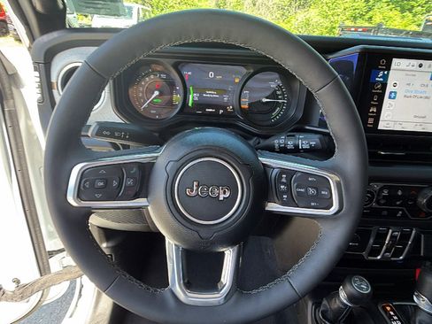 Used 2025 Jeep Wrangler Unlimited Sahara w/ Safety Group AWD/4WD image 26