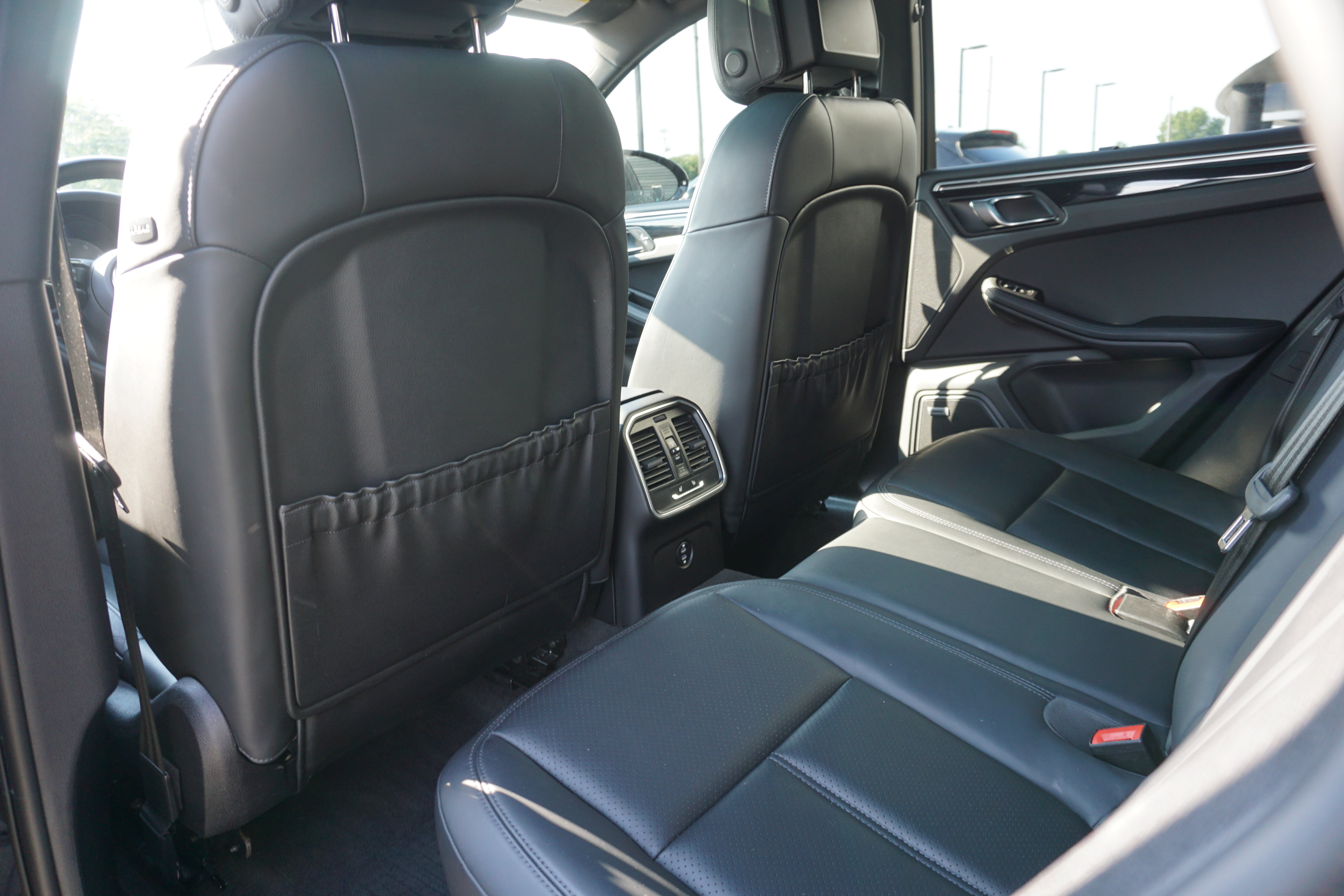 Certified 2022 Porsche Macan S AWD/4WD image 19