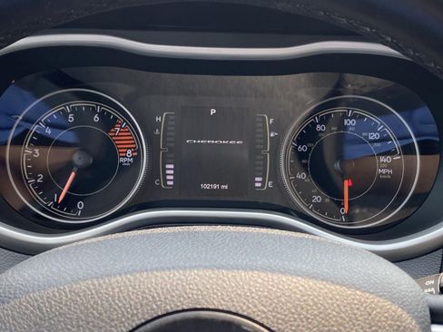 Used 2018 Jeep Cherokee Latitude Plus w/ Cold Weather Group AWD/4WD image 13