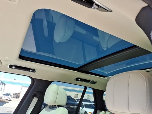 Used 2025 Land Rover Range Rover SE image 11