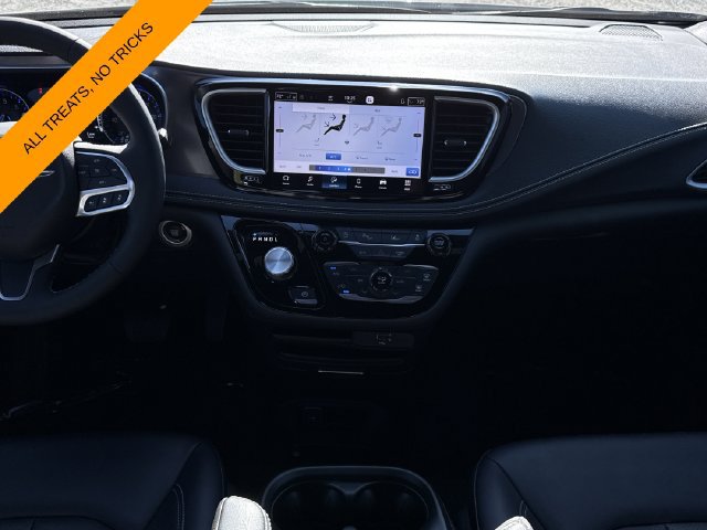 Used 2026 Chrysler Pacifica Select FWD image 16