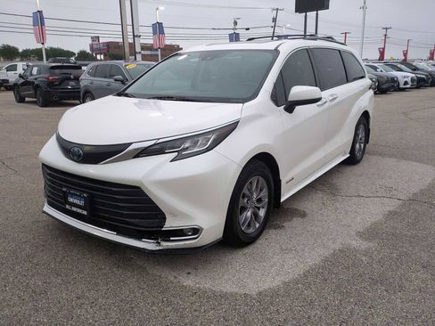Used 2021 Toyota Sienna XLE FWD image 4
