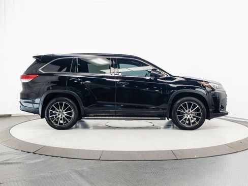 Used 2017 Toyota Highlander SE FWD image 14