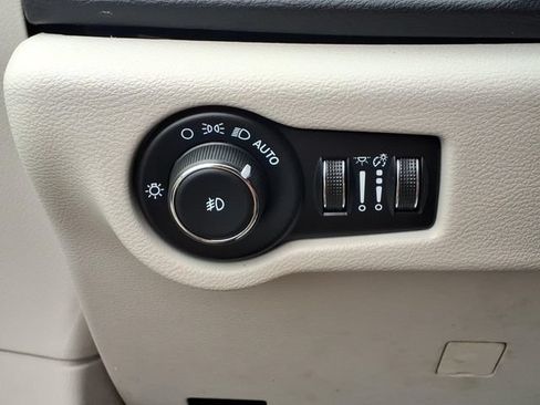 Used 2024 Chrysler Pacifica Touring-L FWD image 15