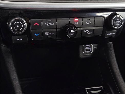 Used 2024 Jeep Compass Latitude image 18