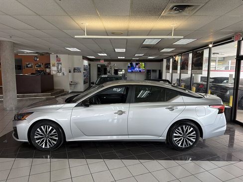 Used 2024 Nissan Altima 2.5 SV FWD image 2