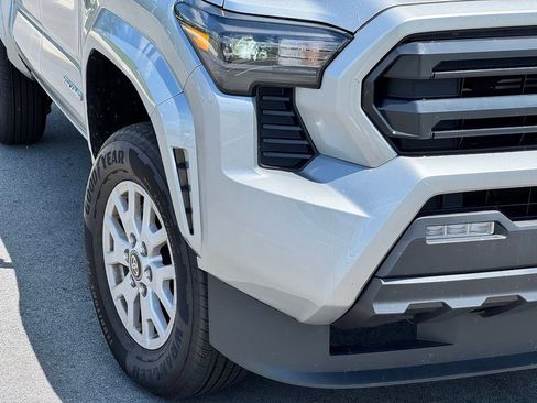 Used 2025 Toyota Tacoma SR5 AWD/4WD image 36