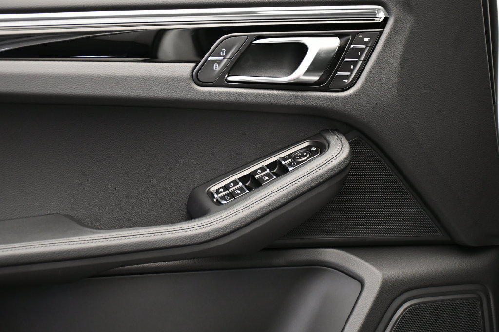 Certified 2026 Porsche Macan Turbo AWD/4WD image 35