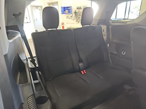 Used 2023 Ford Explorer XLT AWD/4WD image 12
