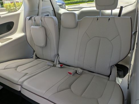 Used 2019 Chrysler Pacifica Limited w/ Advanced Safetytec Group image 16