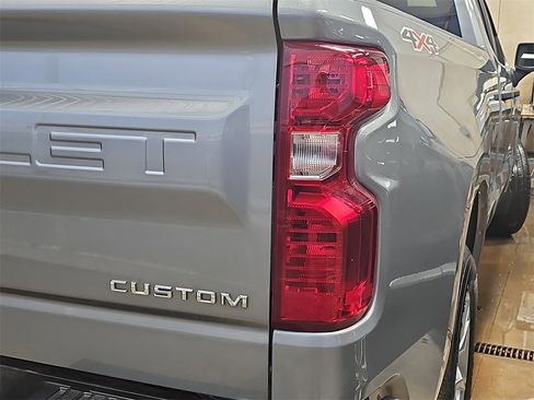 Used 2025 Chevrolet Silverado 1500 Custom image 34