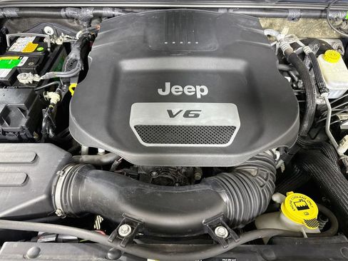 Used 2018 Jeep Wrangler Unlimited Rubicon w/ Connectivity Group AWD/4WD image 30