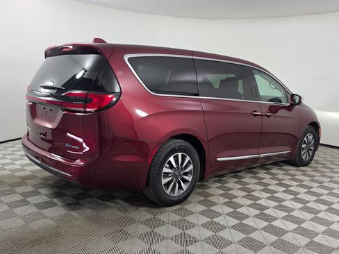 Used 2022 Chrysler Pacifica Limited w/ Uconnect Theater Family Group FWD image 7