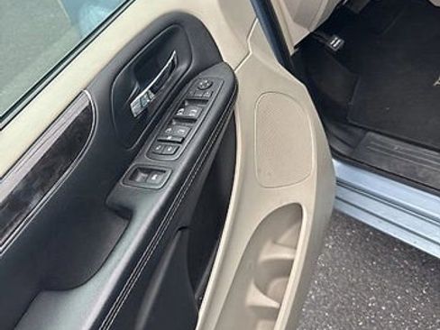 Used 2016 Chrysler Town & Country Touring w/ Driver Convenience Group image 12