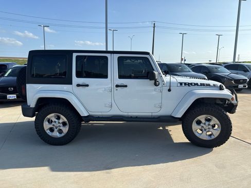 Used 2015 Jeep Wrangler Unlimited Sahara w/ Connectivity Group AWD/4WD image 6
