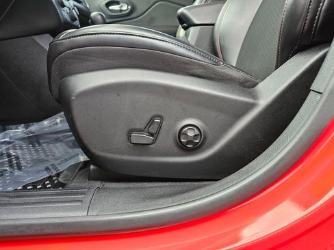 Used 2019 Jeep Cherokee Trailhawk w/ Comfort/Convenience Group image 30