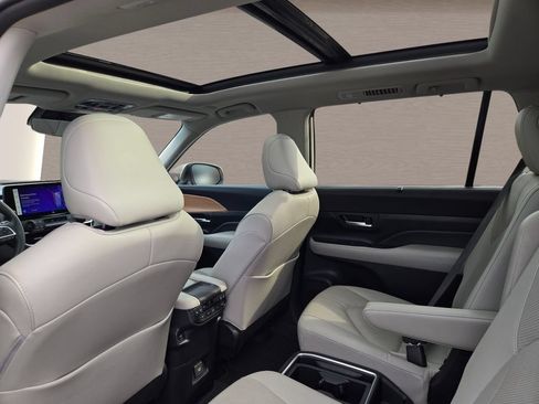 Used 2024 Toyota Grand Highlander AWD image 15