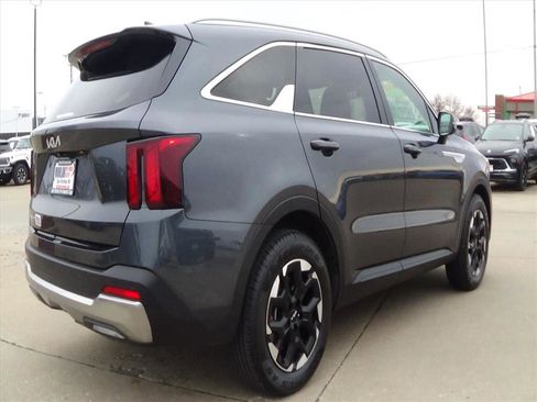Used 2024 Kia Sorento S image 6