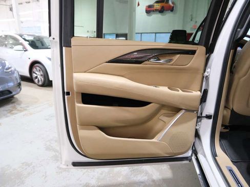 Used 2020 Cadillac Escalade ESV Platinum AWD/4WD image 23